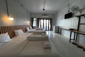 Minibar, decoración personalizada, muebles diferentes y escritorio 