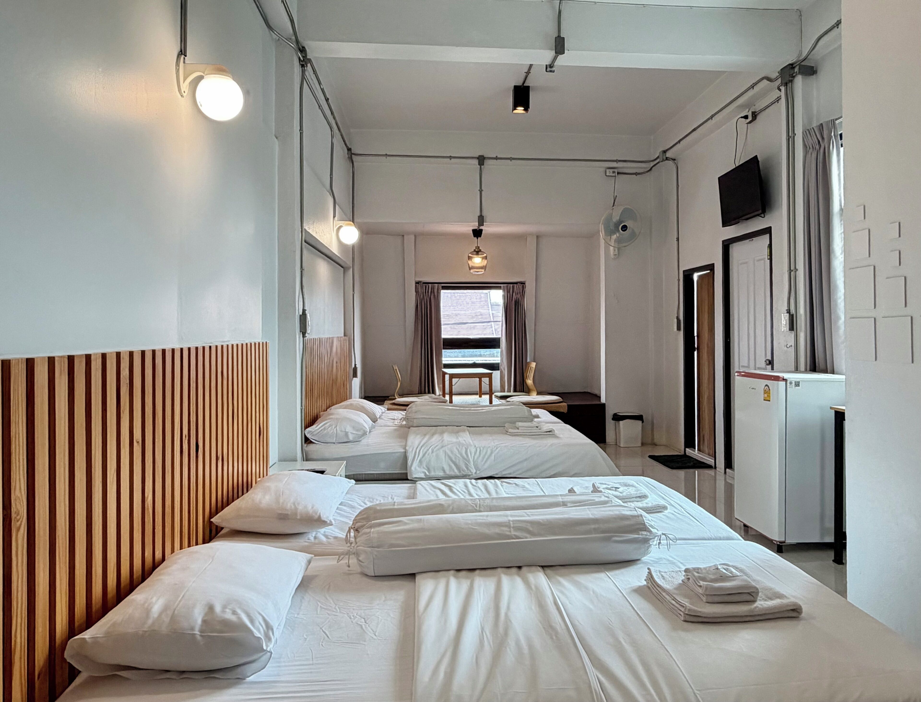 Eenvoudige vierpersoonskamer | Een minibar, een bureau, verduisterende gordijnen