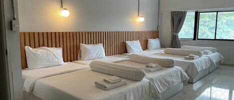 Minibar, decoración personalizada, muebles diferentes y escritorio