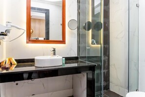 Shower, free toiletries, hair dryer, bidet - Hotel Les Ambassadeurs (Casablanca)