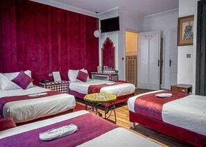 Habitación superior, 1 habitación | Sistema de insonorización, wifi gratis, ropa de cama