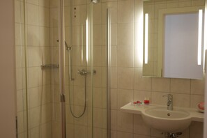 Een douche, gratis toiletartikelen, een haardroger, handdoeken
