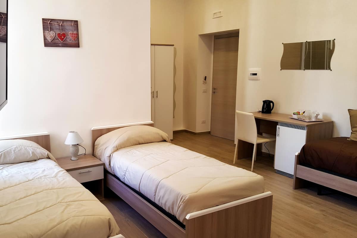 Literie de qualité supérieure, matelas mémoire de forme, minibar