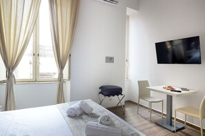 Premium bedding, memory foam beds, minibar, in-room safe - Funikulì Funikulà (Naples)