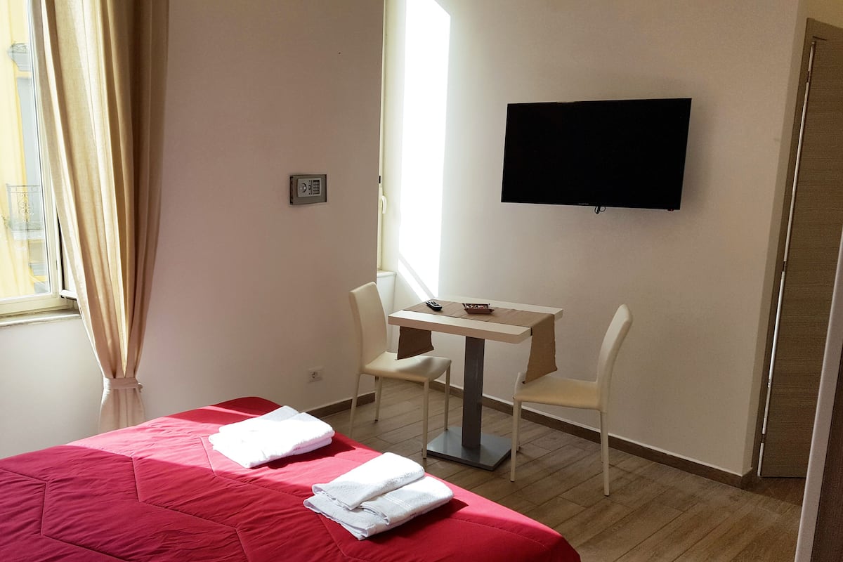 Literie de qualité supérieure, matelas mémoire de forme, minibar