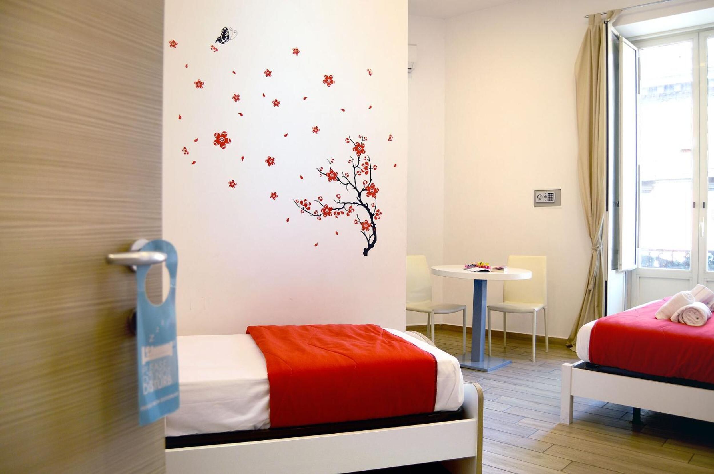 Hochwertige Bettwaren, Betten mit Memory-Foam-Matratzen, Minibar