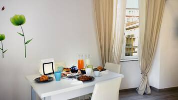 Micro-ondes dans l'espace commun, cafetiĂšre/bouilloire