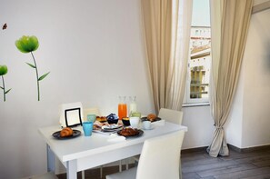 전자레인지, 커피/티 메이커, 전기 주전자, 조리 도구/접시/주방 기구