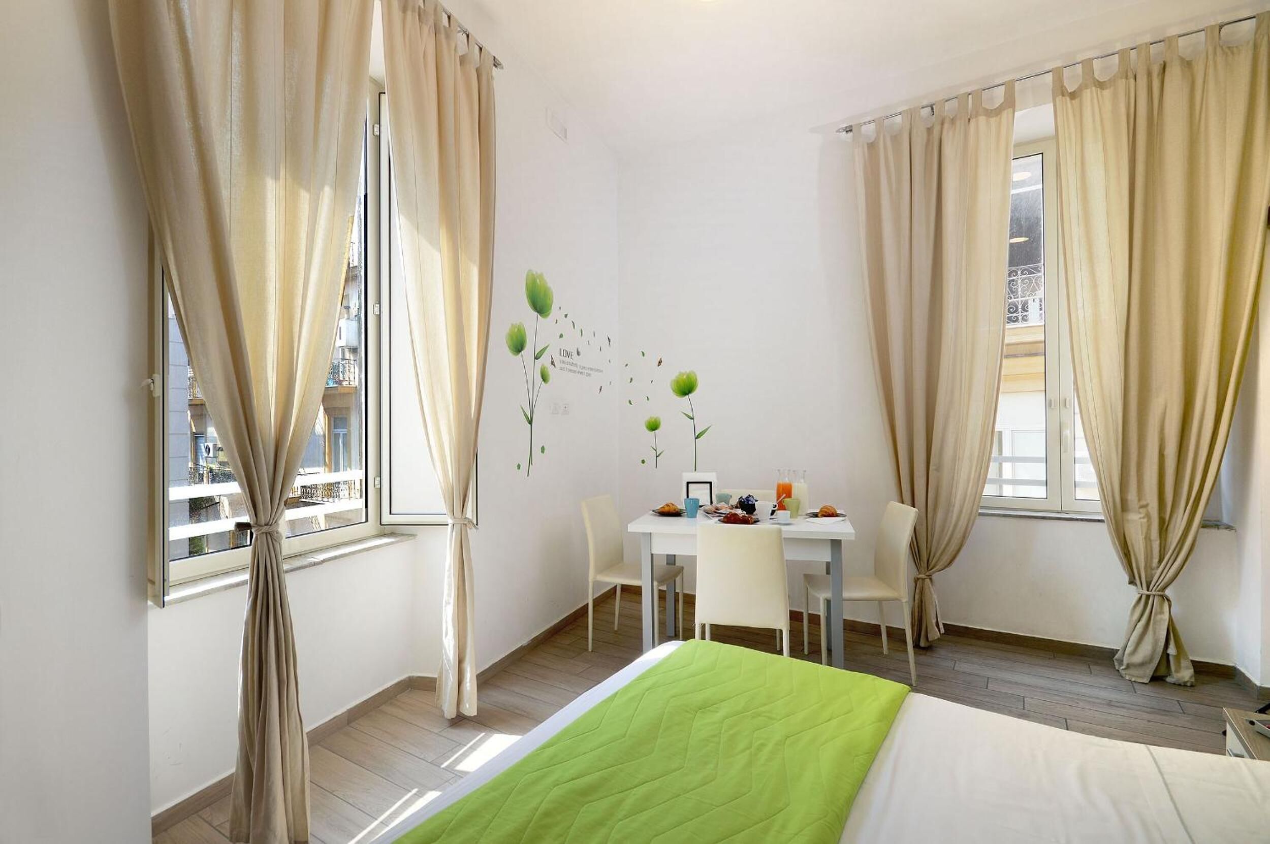 Literie de qualité supérieure, matelas mémoire de forme, minibar