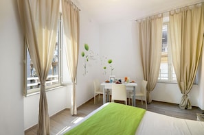 Sengetøy av topp kvalitet, memory foam-senger, minibar og safe på rommet