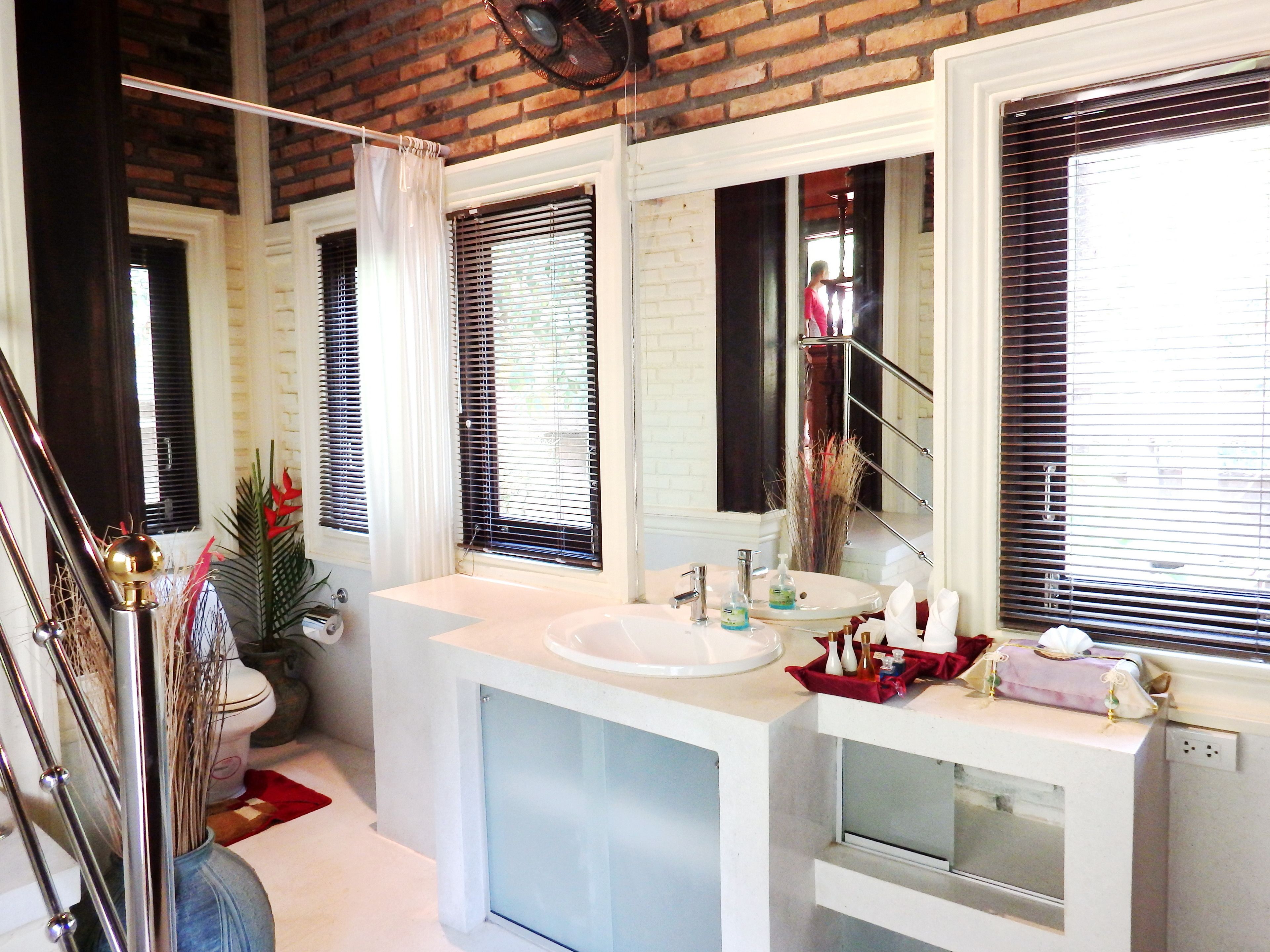 Bañera con ducha, bañera profunda, artículos de tocador gratuitos