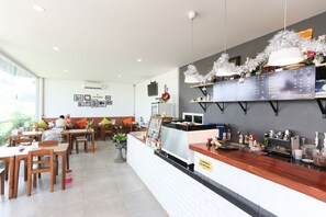 Lunsj og middag serveres, thailandske retter