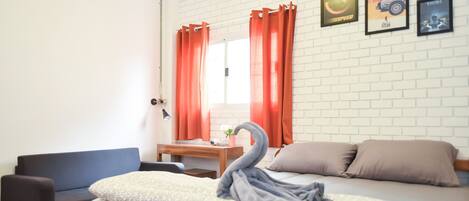 Deluxe szoba kétszemélyes ággyal | Minibár, íróasztal és laptophoz jól használható munkafelület