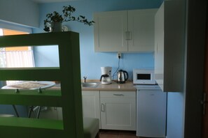 Lemari es, microwave, mesin pembuat kopi/teh, dan ketel listrik