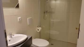 Standard-Einzelzimmer | Badezimmer | Dusche, Haartrockner, Handtücher