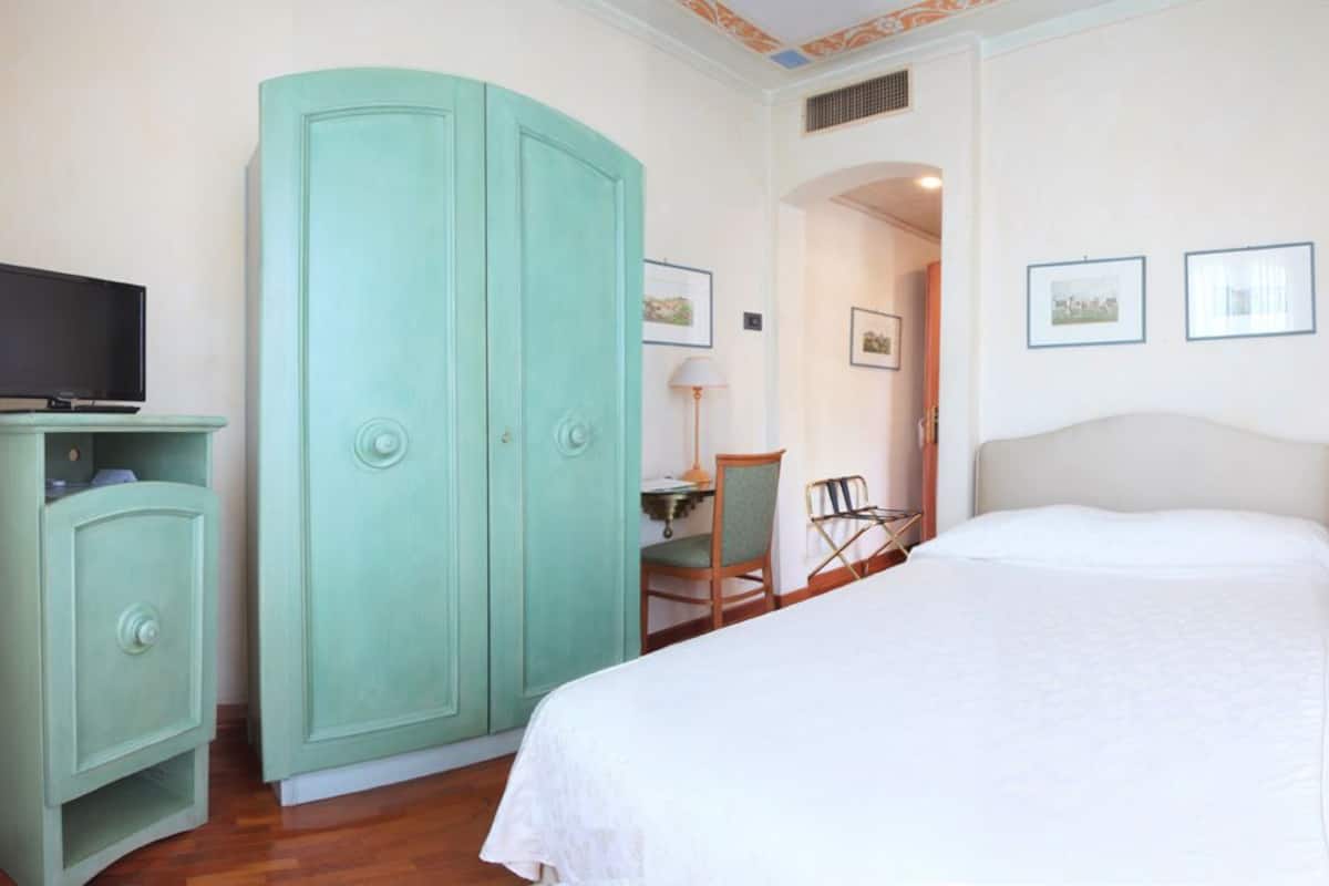 standard single room | in-room safe, free wifi, bed sheets, wheelchair access