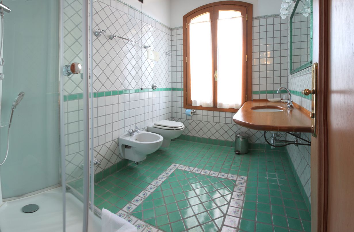 standard suite, 1 king bed, hill view | bathroom | shower, hair dryer, towels