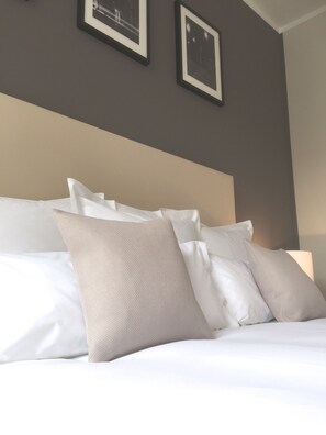 Luxe beddengoed, een minibar, een bureau, extra bedden