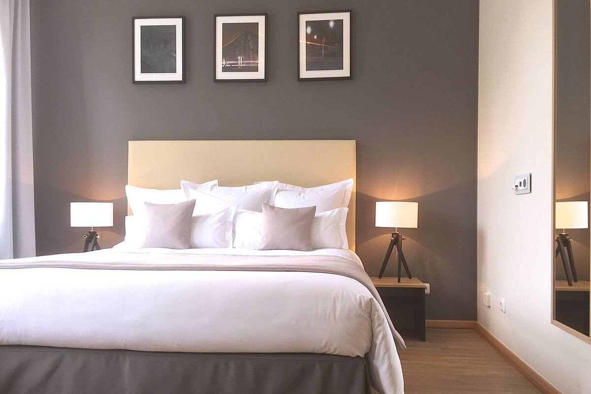 Luxe beddengoed, een minibar, een bureau, extra bedden