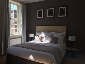 Luxe tweepersoonskamer, 1 kingsize bed, allergievrij, uitzicht op stad | Luxe beddengoed, een minibar, een bureau, extra bedden