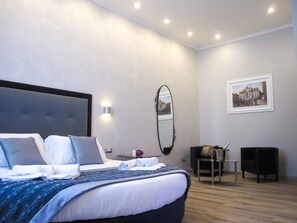 Suite júnior, banyera d'hidromassatge | Roba de llit d'alta qualitat, minibar i caixa forta a l'habitació 