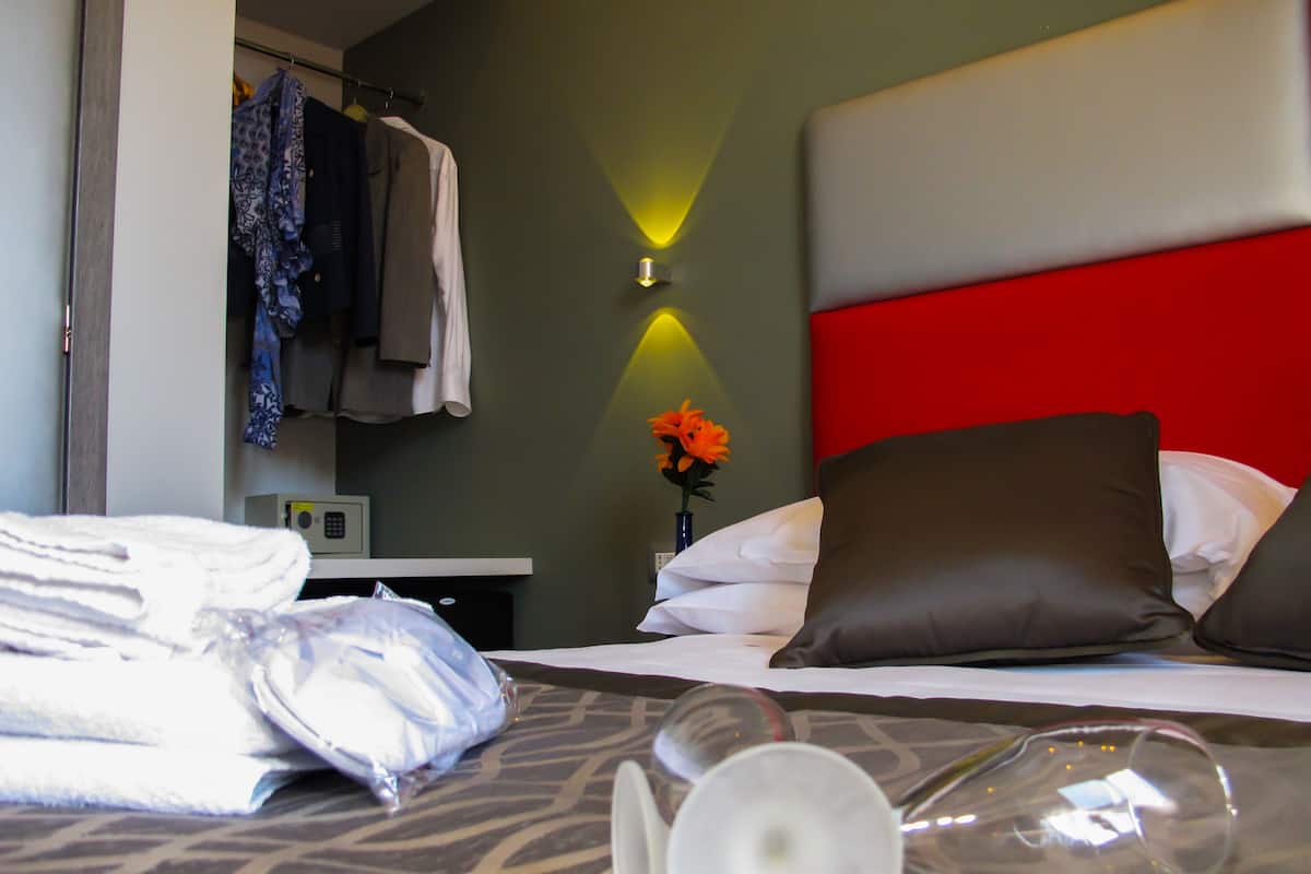 1 habitación, ropa de cama de alta calidad y minibar