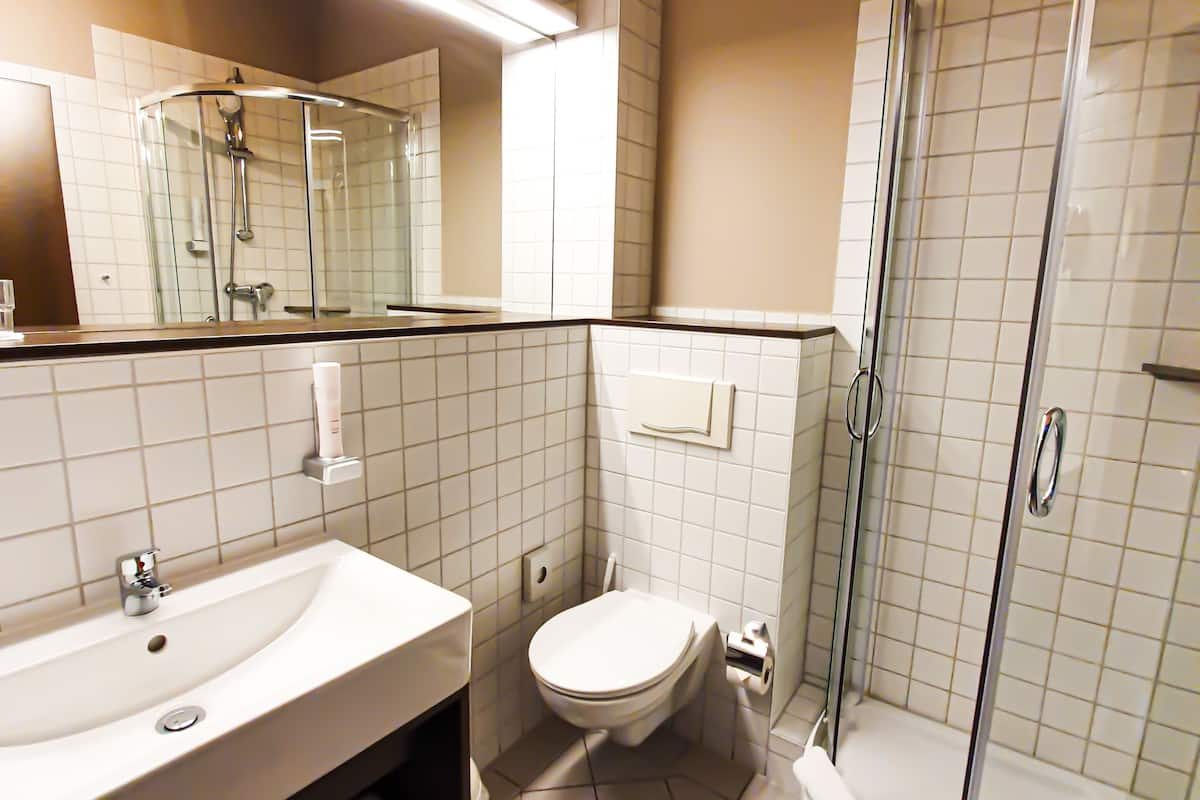 double room | bathroom | shower, free toiletries, hair dryer, towels
