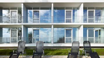 Plage, chaises longues, kayak, canoë