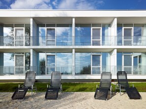 Accommodatie ligt op het strand, ligstoelen, kajakken, roeien