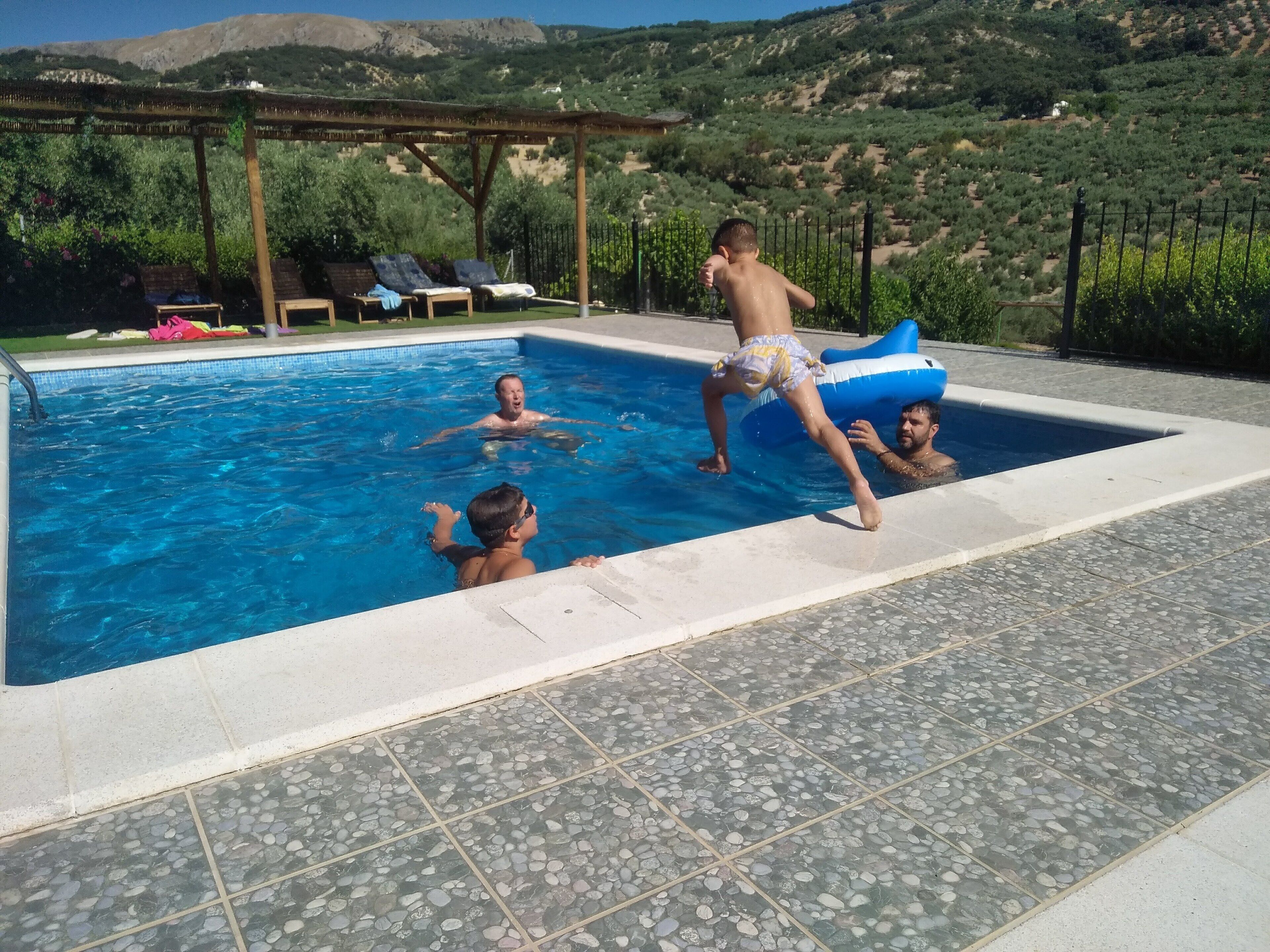 Una piscina al aire libre, tumbonas