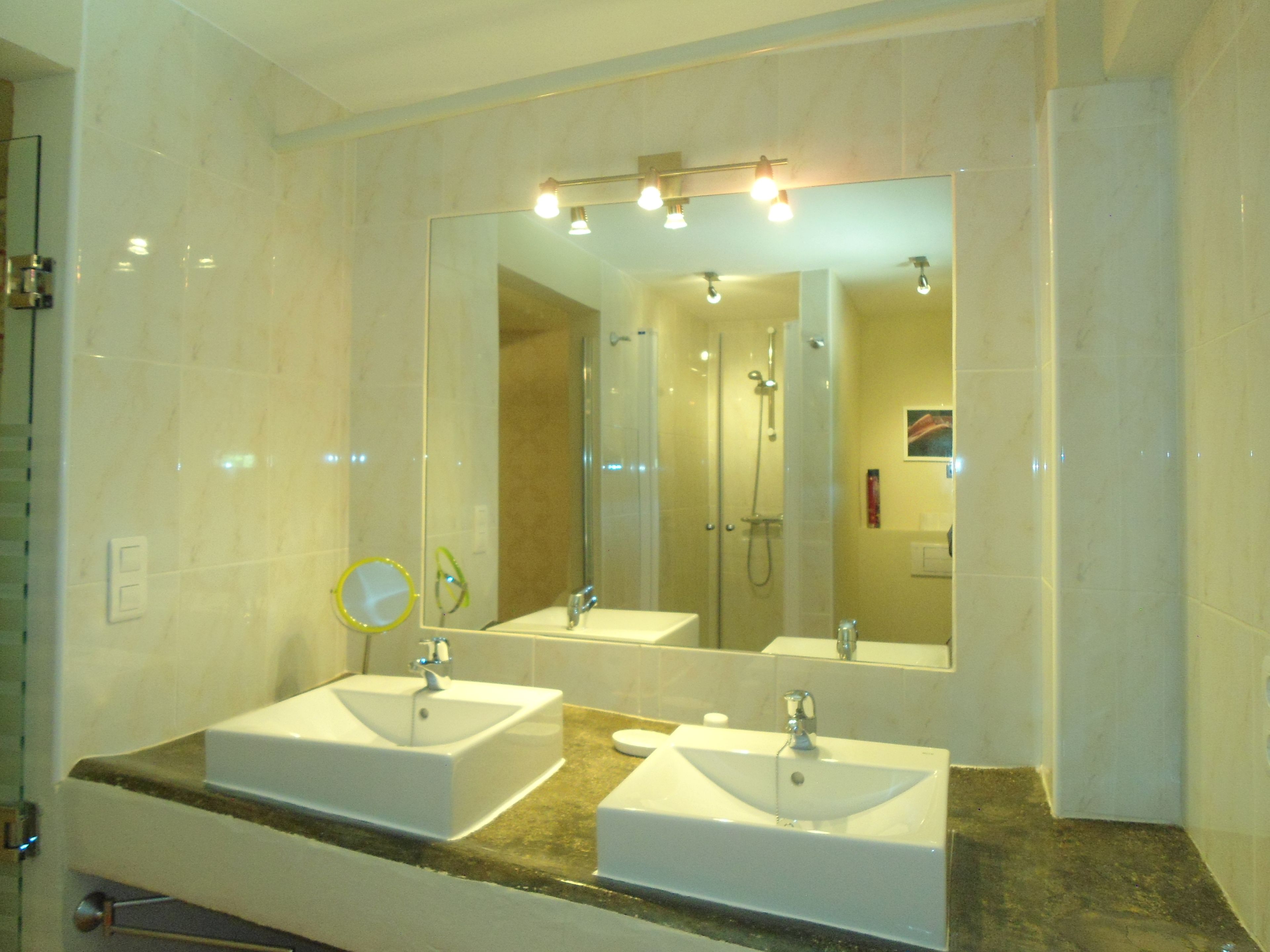 Comfort suite, en-suite badkamer | Badkamer met wastafel