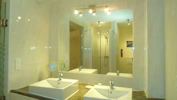 Comfort Suite, Ensuite | Bathroom sink