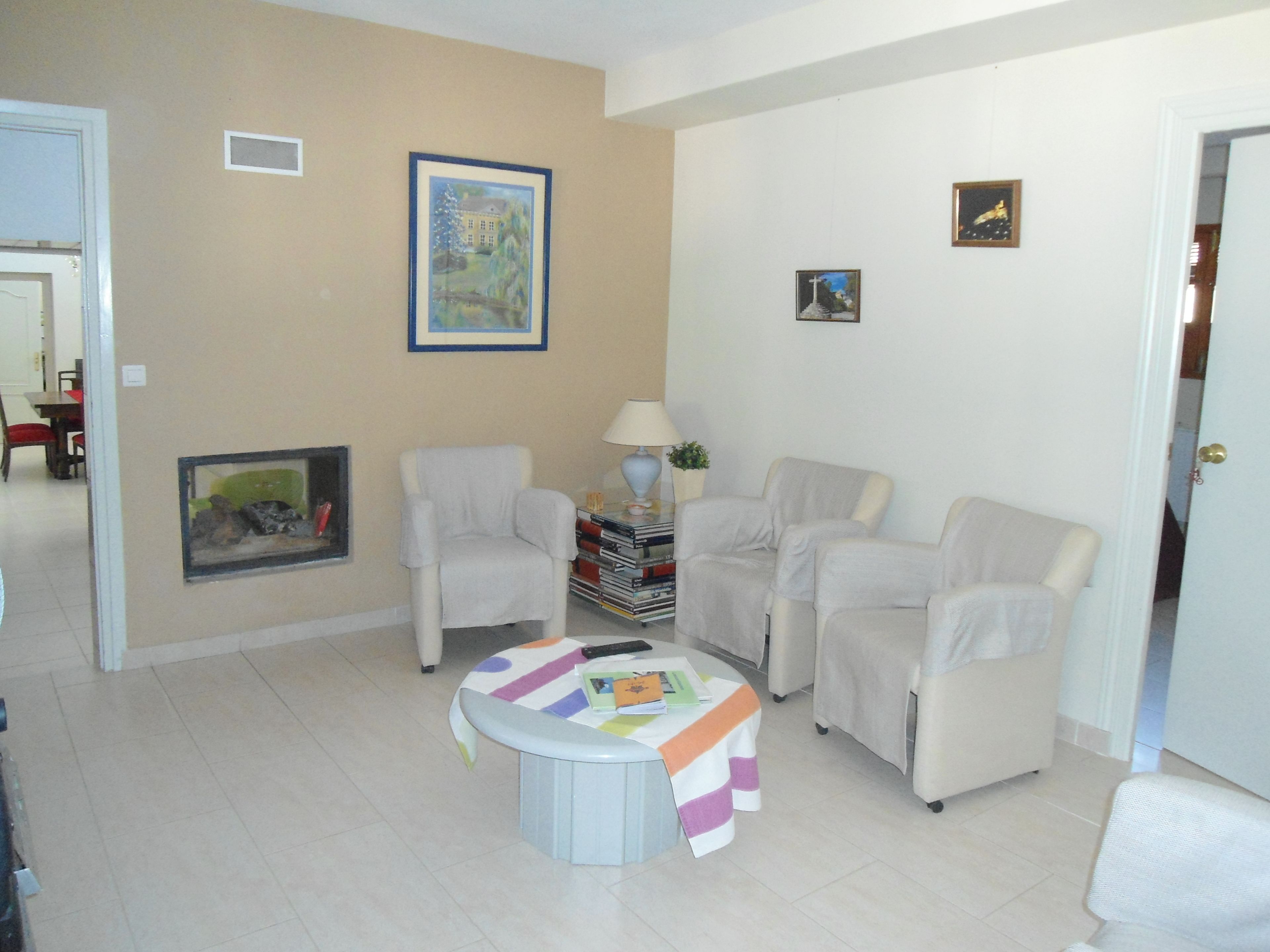 Een tafeltennistafel, boeken, een muziekbibliotheek en een stereo