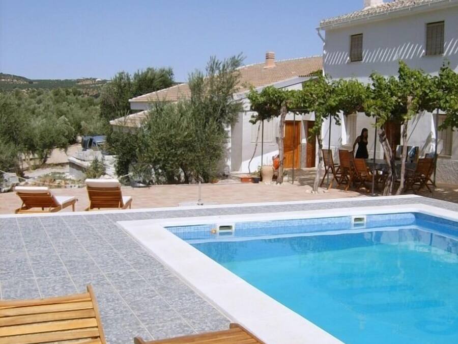 Una piscina al aire libre, tumbonas