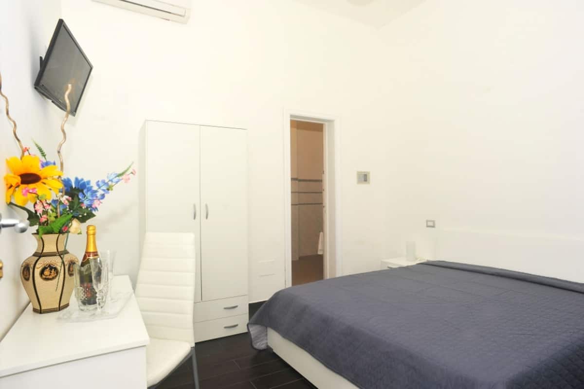 Minibar, in-room safe, desk