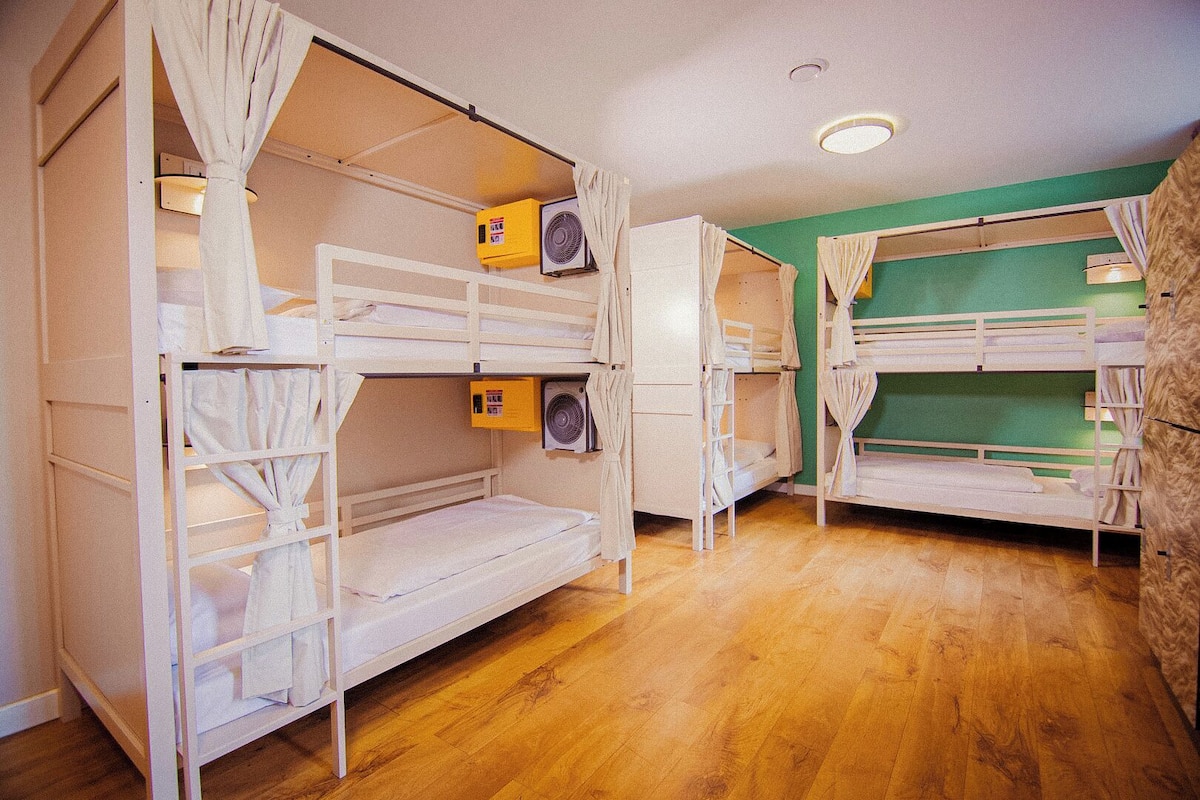 Coffres-forts dans les chambres, Wi-Fi gratuit, draps fournis