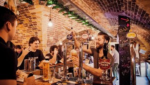 Un bar doté de plusieurs robinets, dont l’un porte l’inscription « LONDON PRIDE ».