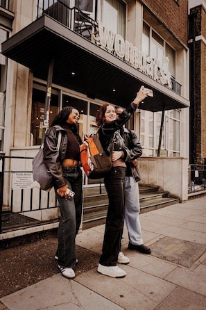 A building with a sign that reads 'WOMEN'S'. - Wombat's City Hostel London (London)