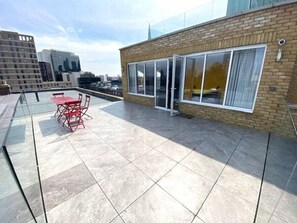Private 4-Bed Room with Rooftop Terrace | Pengeskab på værelset, gratis Wi-Fi, sengetøj