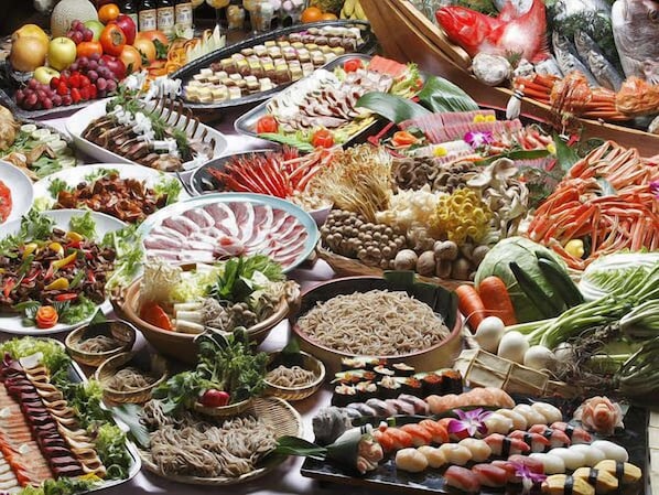Une grande variété d’aliments, notamment des sushis, des légumes et des fruits de mer.