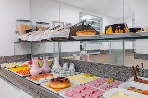 Frigorífico pequeño, microondas y utensilios de cocina