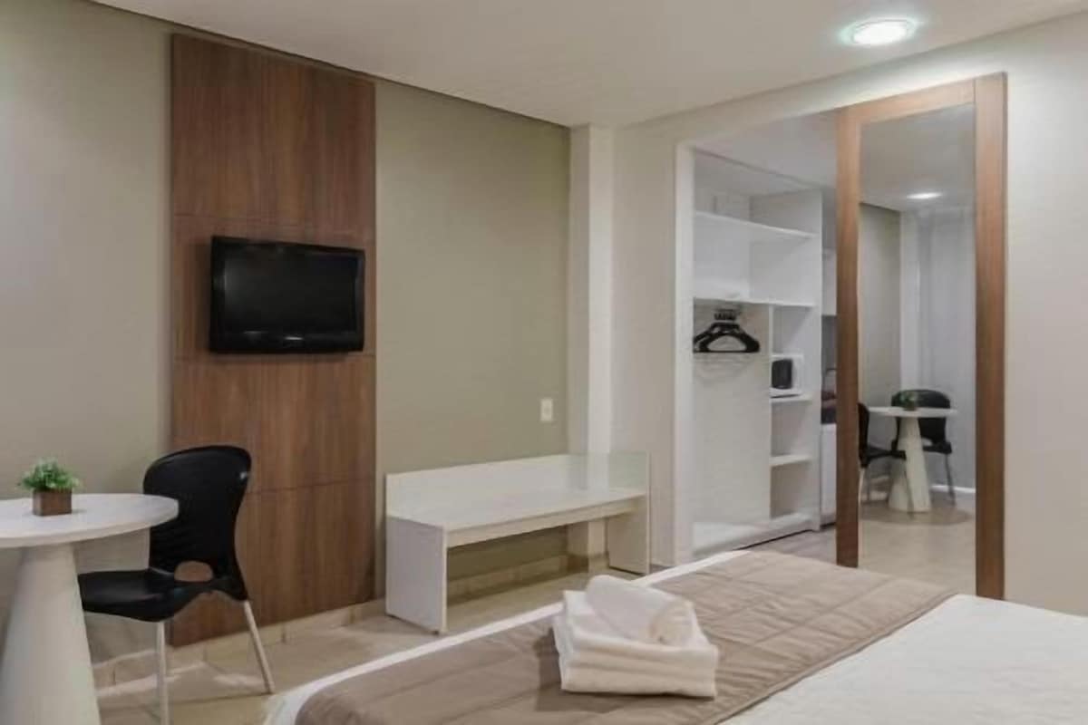 Minibar, bureau, rideaux occultants, fer et planche à repasser