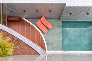 Piscine extérieure, chaises longues