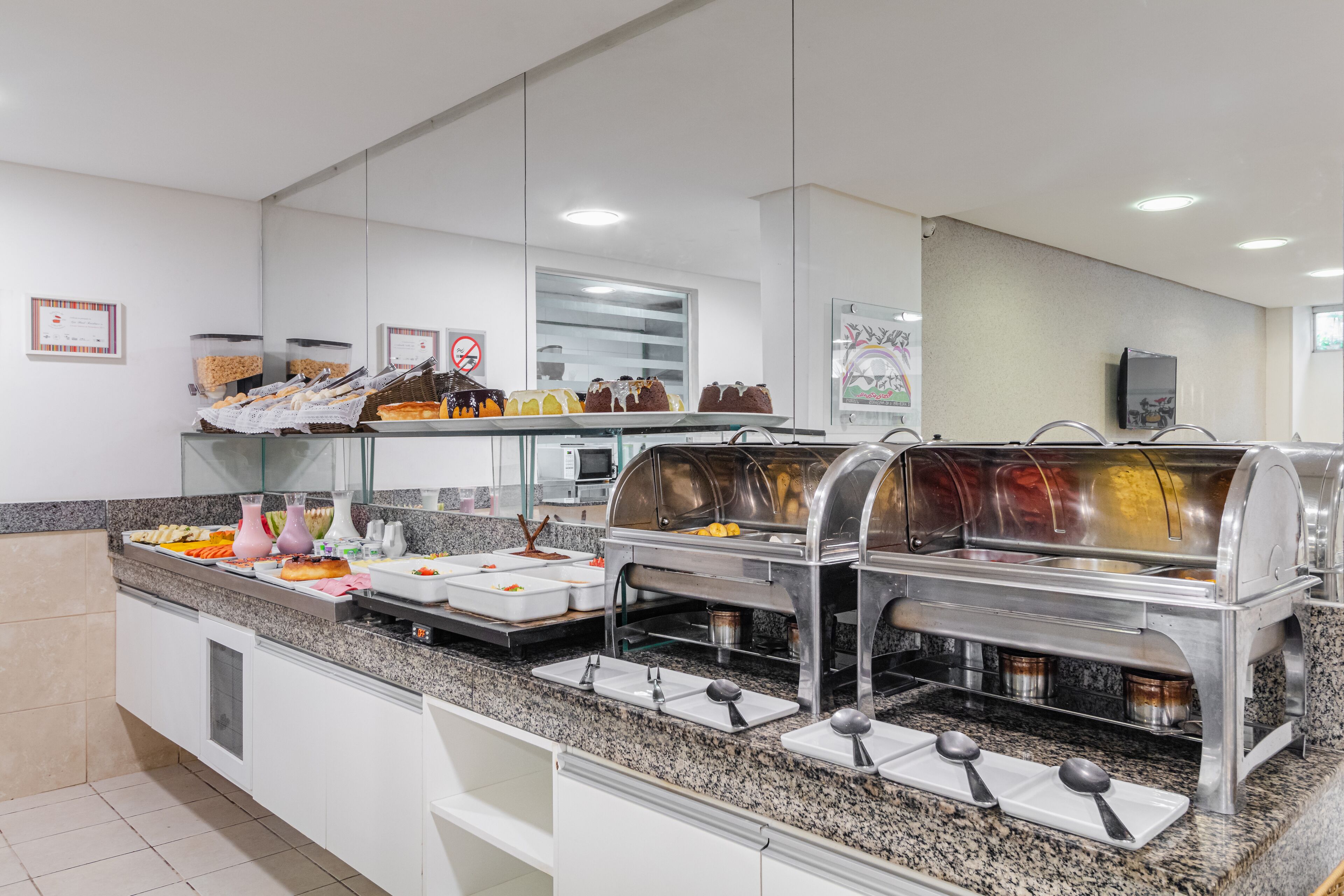Un buffet proposant une variété de plats et d’ustensiles de service.