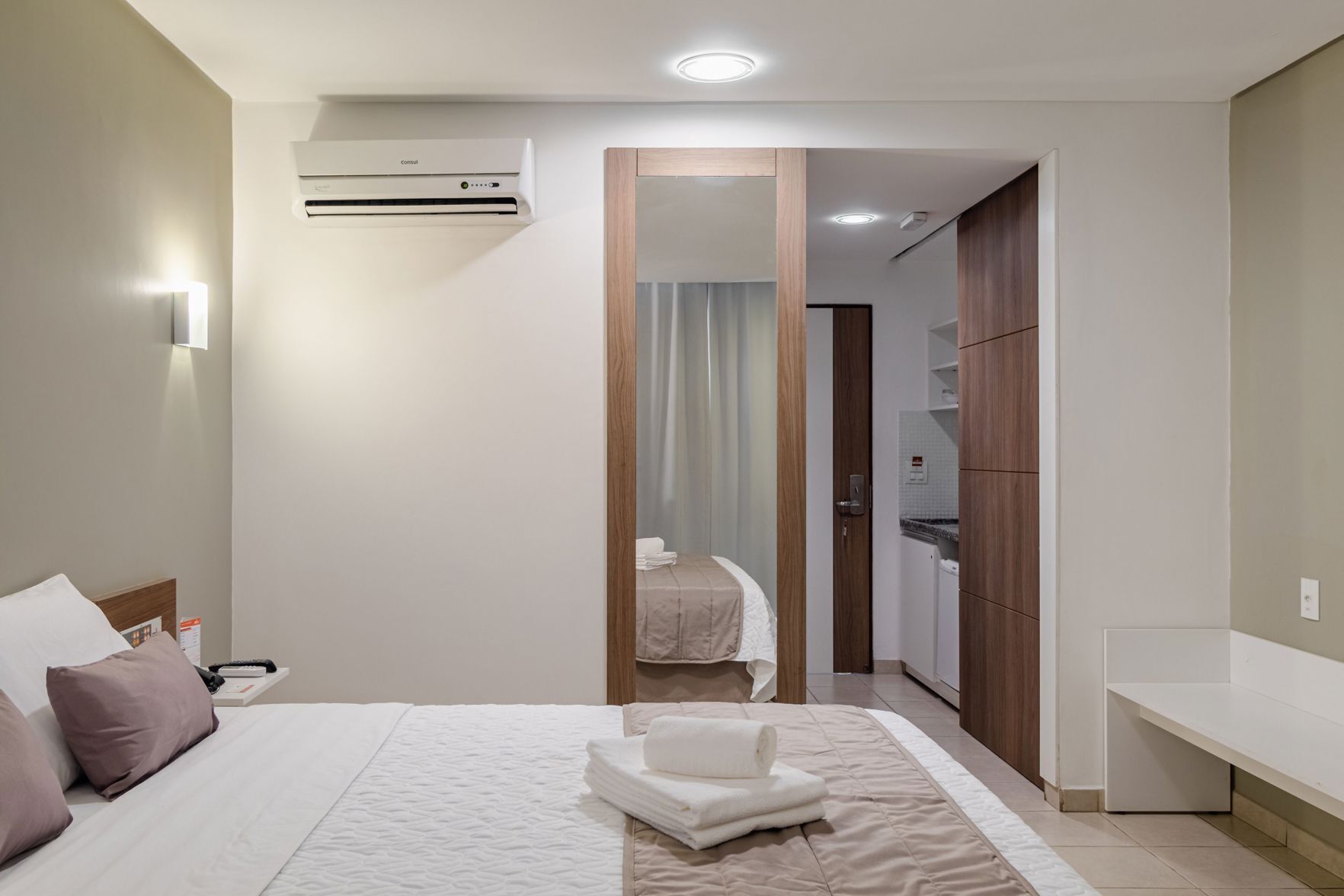 Minibar, escritorio, cortinas blackout y tabla de planchar con plancha 