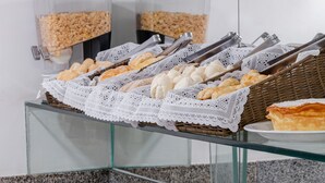 A buffet with various food items, including pastries, fruits, and beverages. - Citi Hotel Residence (Caruaru)