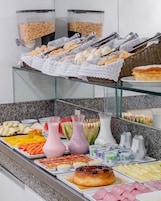 Café da manhã com buffet grátis todos os dias