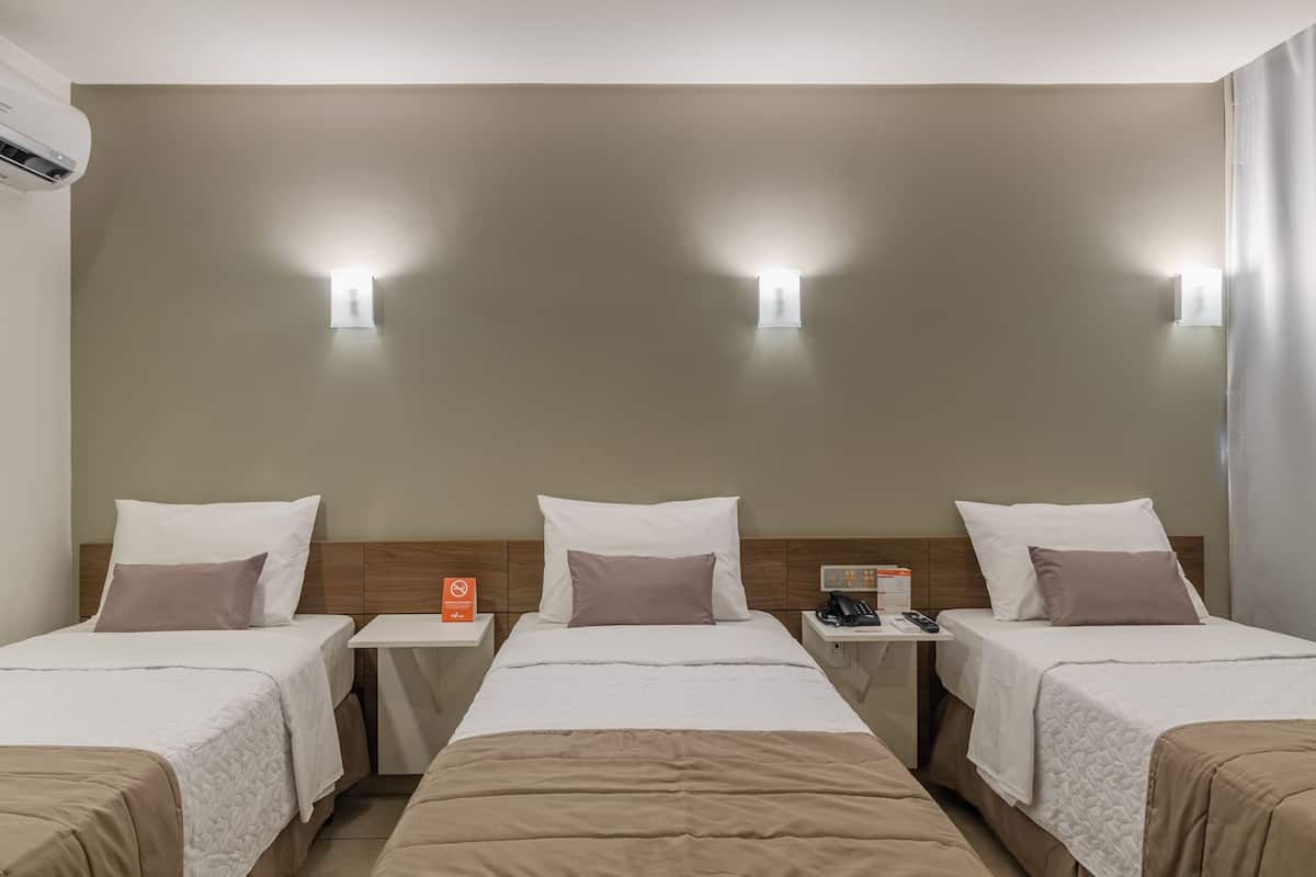 Standaard driepersoonskamer, 1 slaapkamer | Een minibar, een bureau, verduisterende gordijnen