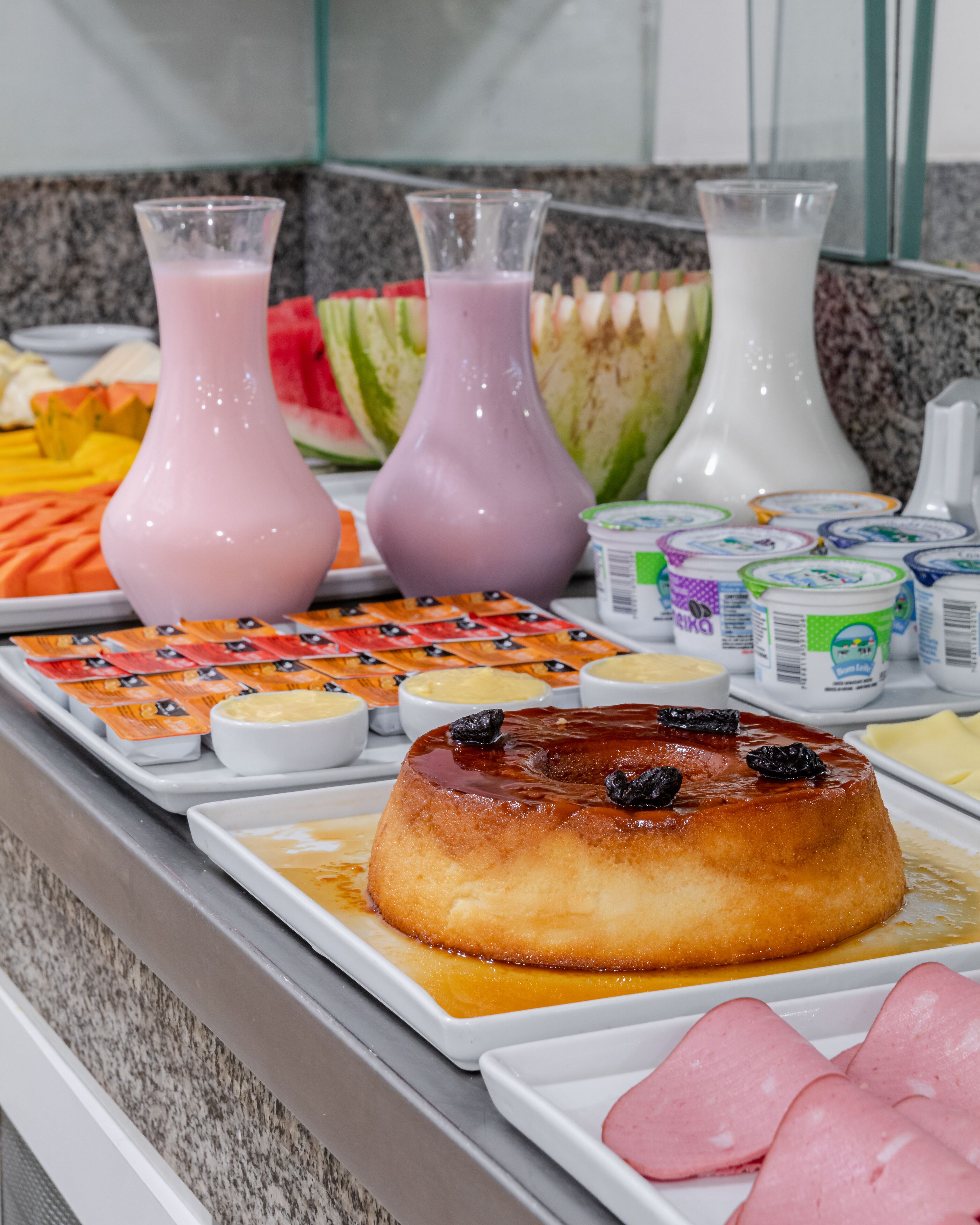 Ein Buffet mit verschiedenen Speisen und Getränken.