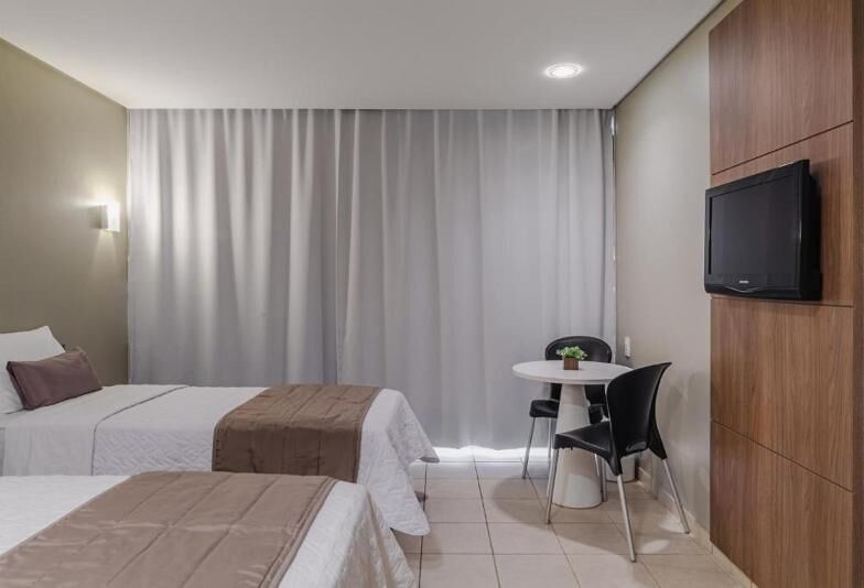 Een minibar, een bureau, verduisterende gordijnen
